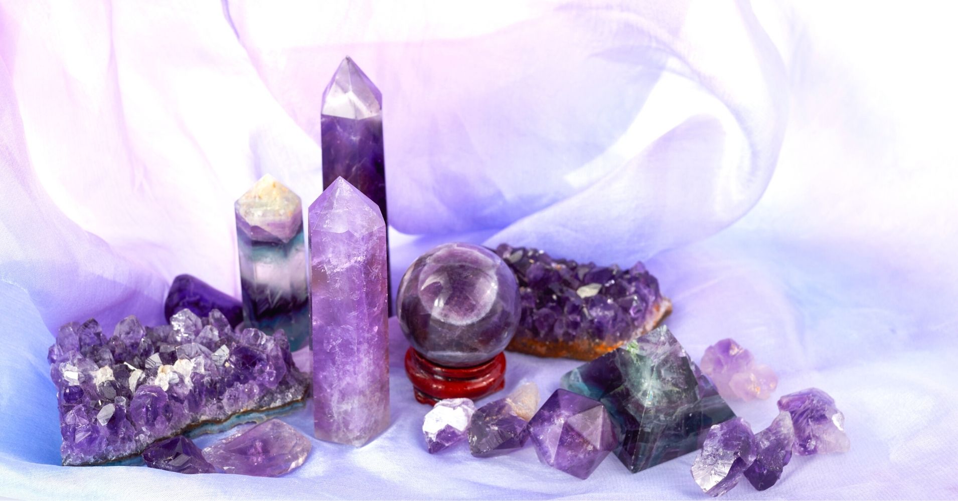 Un amas de pierres et cristaux pour illustrer la formation en ligne de lithothérapie