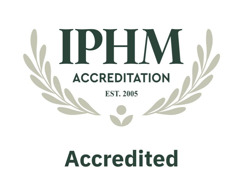 Badge officiel IPHM Accredited Training Provider attribué à SpiriVie Formations